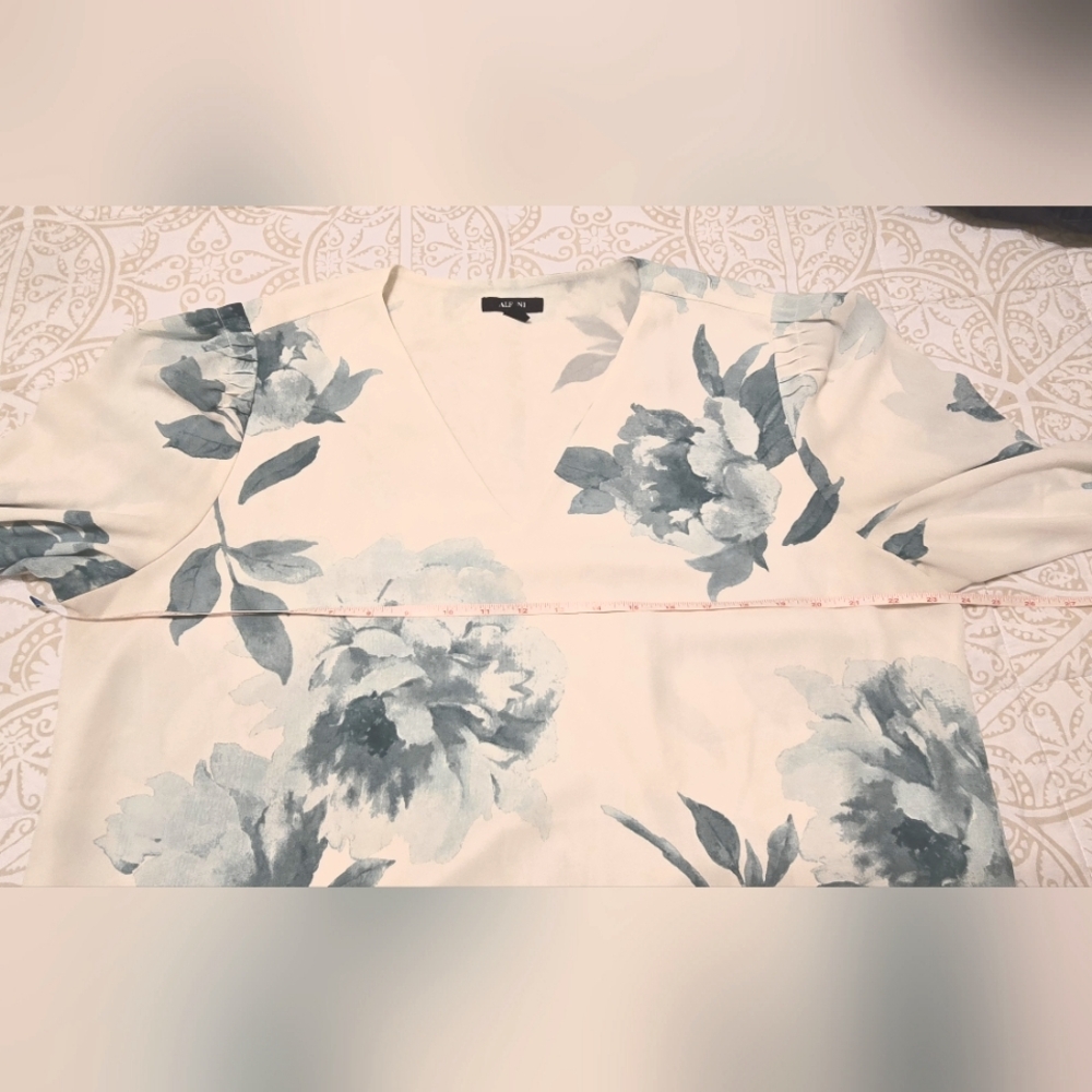 Beautiful Floral Alfani Career / Dress Blouse - Picture 7 of 9
